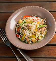 Noodles de arroz com tiras de porco e legumes