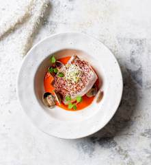 Mero con almejas y salsa de piquillo