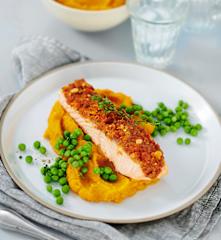 Lachs mit Tomatenkruste und Süßkartoffelpüree