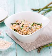 Sałatka ze szparagami i brązowym ryżem