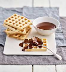 Waffles com molho de chocolate
