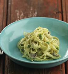 Fettuccini de frango e ervilhas com molho de couve-flor