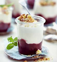 Zimt-Quark-Töpfchen auf Sauerkirschkompott