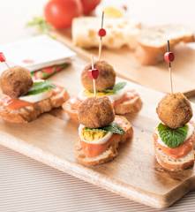 Albóndigas de flamenquín con salmorejo