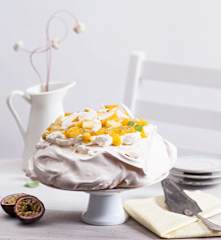 Pavlova z kremem kokosowym i owocami tropikalnymi