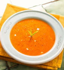 Sopa de jitomate y elote