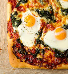 Pizza ai peperoni, spinaci e uova.