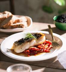 Merluza al horno con pimientos caramelizados