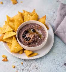 Hummus de judías pintas con nachos
