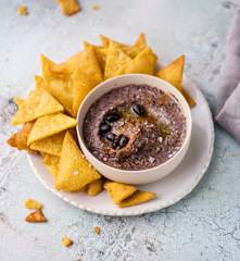 Black Bean Houmous with Maize Chips