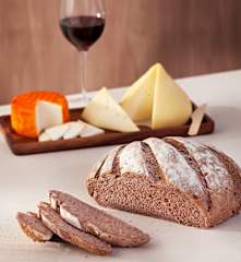 Pane al vino rosso e noci