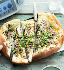 Pizza au munster, poitrine fumée, poulet et champignons