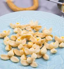 ขนมกลีบลำดวน