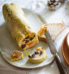 Foie gras vapeur aux épices, abricots secs et pruneaux