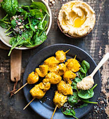 Brochettes chich taouk, houmous et salade aux graines