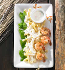 Nudeln mit Garnelen-Spießchen, Peperoni-Käsecreme und Zuckererbsen