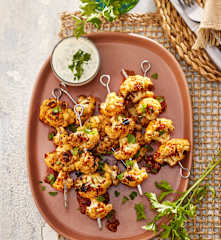 Marinierte Blumenkohlspieße mit Kräuterdip