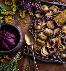 Lombinho de borrego com crosta de ervas e puré de beterraba