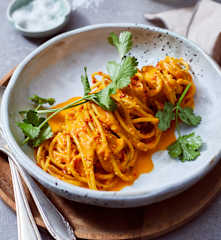 Vollkornspaghetti mit feuriger Erdnusssauce