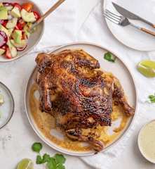 Kurczak po peruwiańsku z zielonym sosem i sałatką z awokado