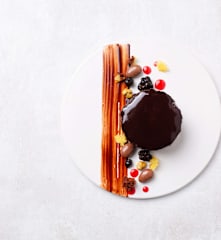 Bizcocho veteado con glaseado espejo de chocolate