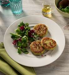 Kaspressknödel mit Blattsalat