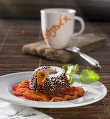 Warmer Schokoladenkuchen mit marinierten Erdbeeren