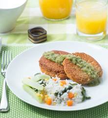 Tortitas de camarón en salsa verde con arroz blanco y verduras