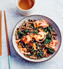 Nouilles soba au saumon et jeunes pousses d’épinards