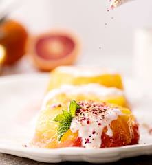 Gelée d'ananas aux agrumes et crème aux baies roses