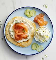 Focacce veloci allo yogurt con salmone affumicato e crema al formaggio