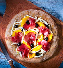 Pizza Gourmet con bresaola finocchi, arance e olive nere