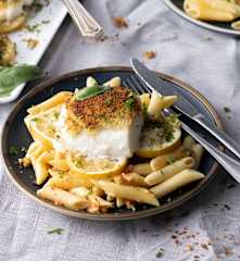 Bacalhau com massa e molho de pimento morrone