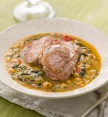 Solomillo de cerdo con garbanzos y acelgas