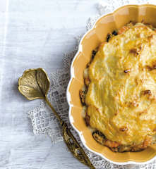 Empadão de bacalhau com camarão e espinafres