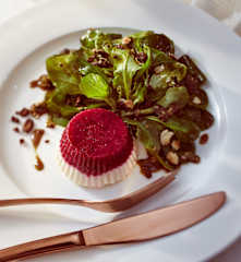 Rote-Bete-Meerrettich-Terrine mit Feldsalat