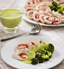 Rollitos de pollo con salsa de guisantes