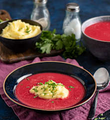 Barszcz czerwony z ziemniaczaną wyspą