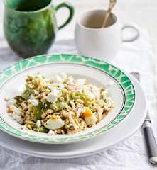 Orzo com atum, ervilhas tortas e molho de manjericão