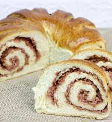 Pão enrolado com calabresa e erva doce