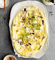 Fritata ao vapor com queijo de cabra e cebola roxa caramelizada