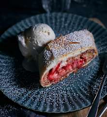 Erdbeer-Rhabarber-Strudel