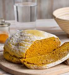 Pan rústico de cúrcuma