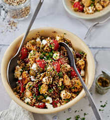 Würziger Quinoasalat mit gebratenem Hähnchen