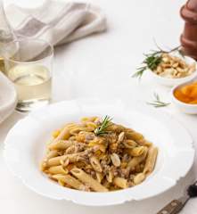 Penne integrali risottate con salsiccia e arachidi
