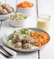 Frikadeller med broccoliris, salat og pebberodssauce (1800 kcal)