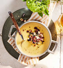 Käsesüppchen mit Nuss-Topping