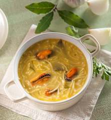 Sopa de mejillones con fideos
