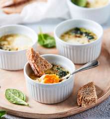 Huevos en cocotte con espinacas