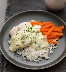 Dorsz gotowany w mleku z sosem porowym, marchewką i ryżem